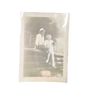 Vtg Husband & Wife Cabin Behind Original Monochrome Photo 1946 Found Snapshot